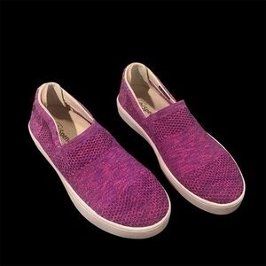 Like new Fuchsia pink Spenco slide on shoes